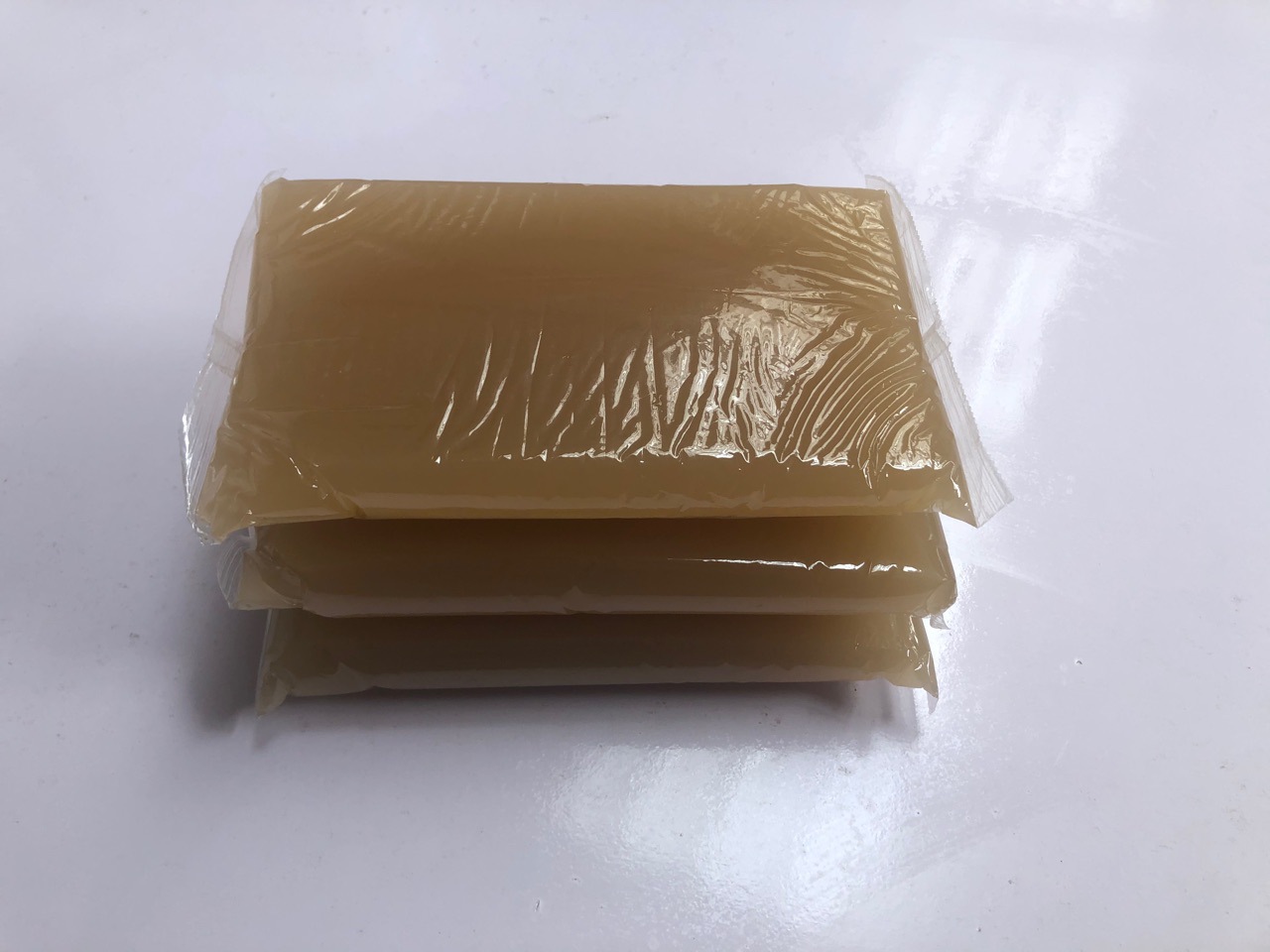 蛋白膠的泡沫比較多，可以選擇蛋白膠消泡劑