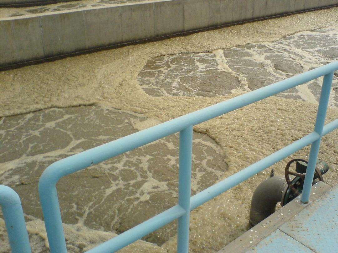 生物曝氣池出現泡沫，使用哪種消泡劑？